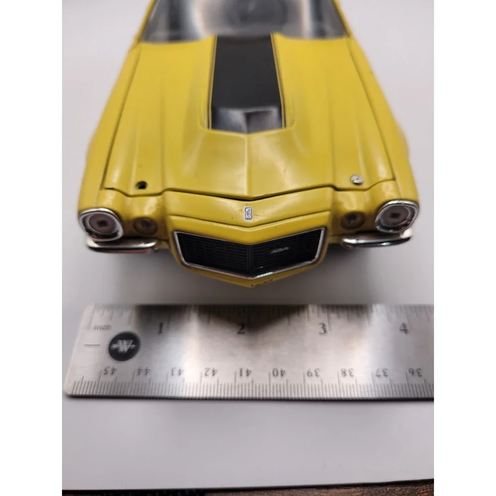 Chevrolet Camaro SS Diecast Car 1:18 Yellow Black 1970 Muscle Car Toy